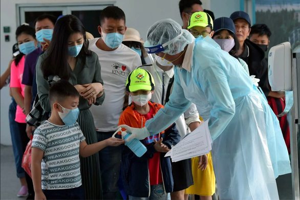 Cơ quan chức năng Malaysia giúp du khách phòng ngừa virus corona - Ảnh: DPA