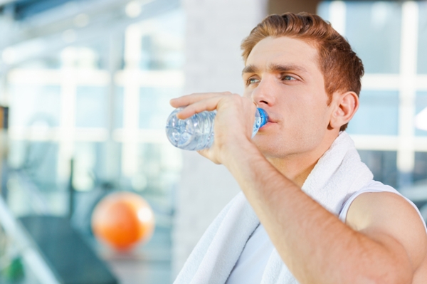 Nam giới nên bổ sung nhiều nước trong quá trình sử dụng thuốc tránh tình trạng cơ thể mất nước
